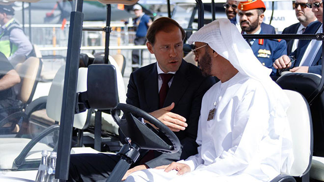وزير الصناعة الروسي وولي عهد أبوظبي على هامش معرض الطيران في دبي 